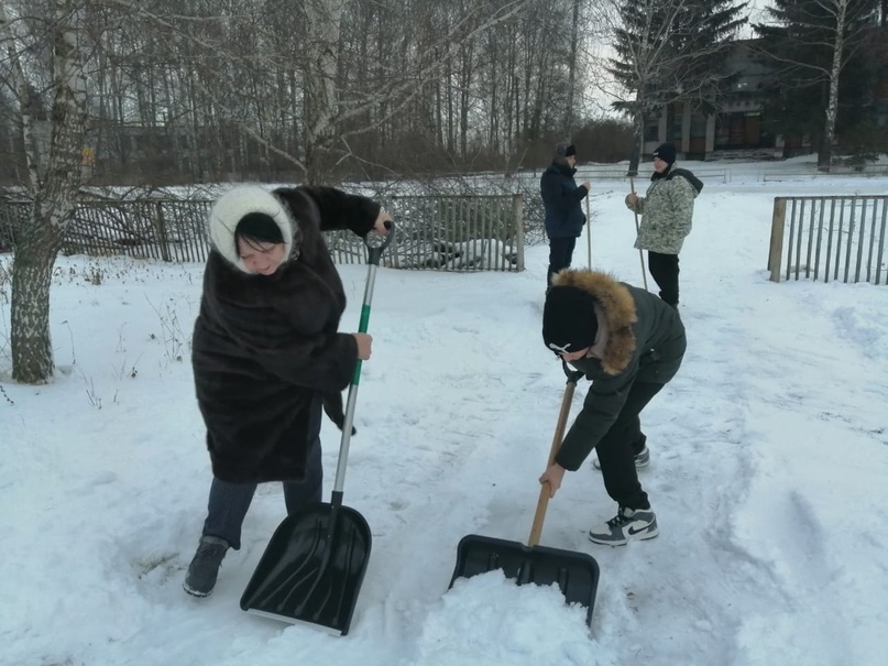 Уборка у обелиска.