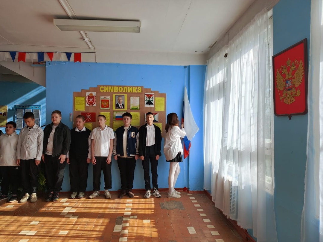 Еженедельное поднятие флага.