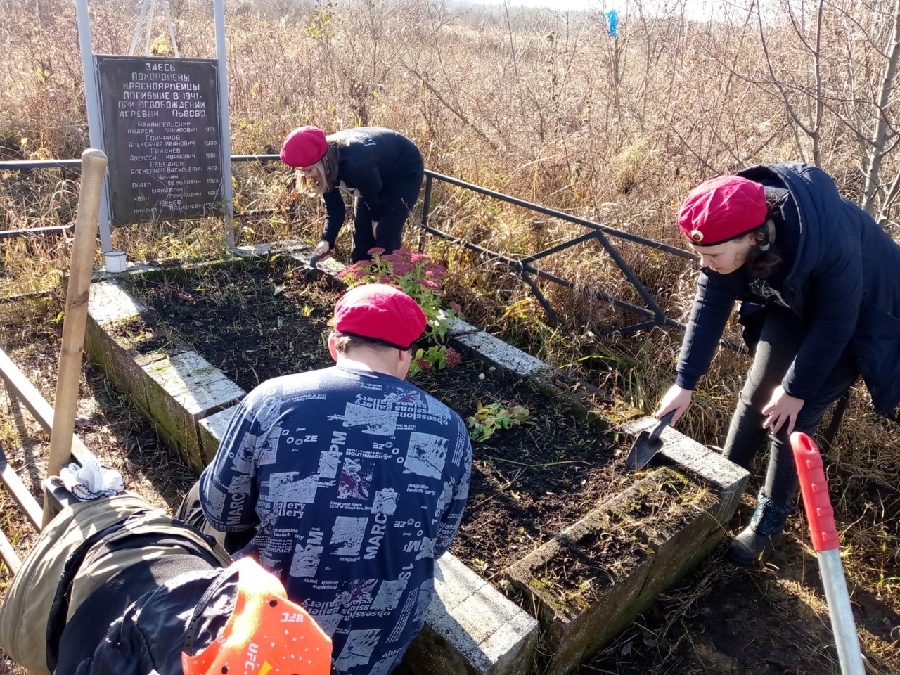 Благоустройство воинских захоронений.