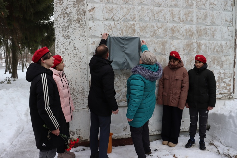 Открытие мемориальной доски участнику СВО Владиславу Крючкову..