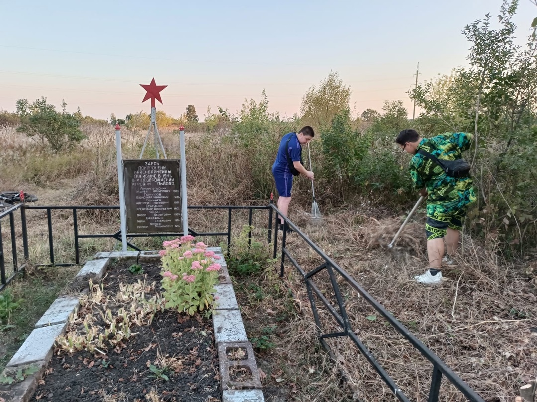 Активисты Движения Первых нашей школы не забывают ухаживать за братским захоронением в деревне Львово..